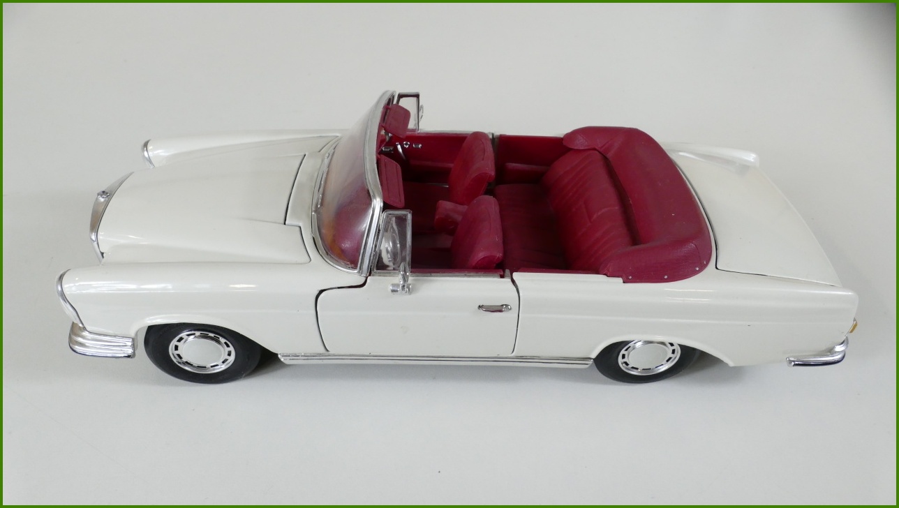 Model Auta Maisto 1:18 - Mercedes-Benz 280 SE (1966) - Viz Popis