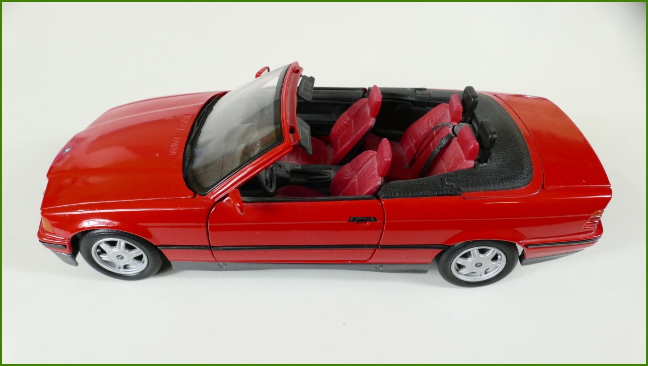 Model Auta Maisto 1:18 - BMW 325i Convertible (1993)