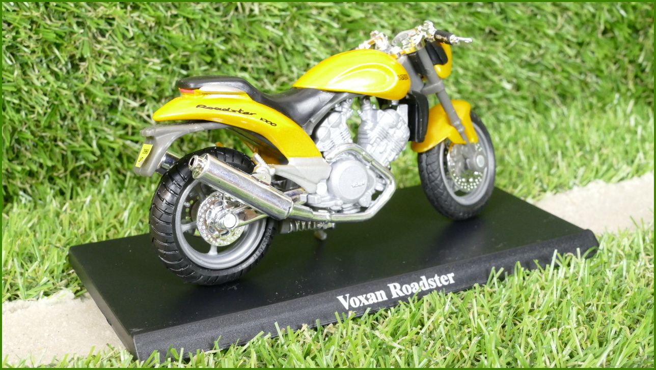 Model Replika Motorka 1:18 - Voxan Roadster
