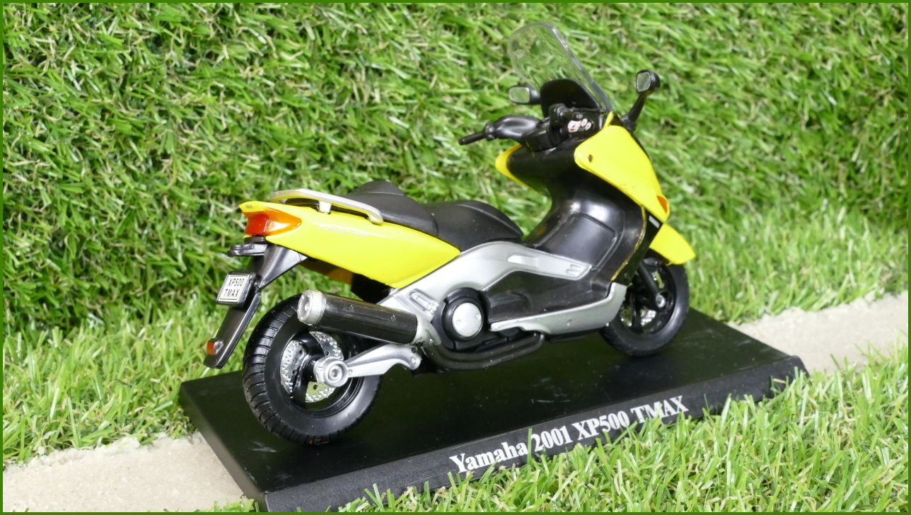 Model Replika Motorka 1:18 - Yamaha 2001 XP500 TMAX