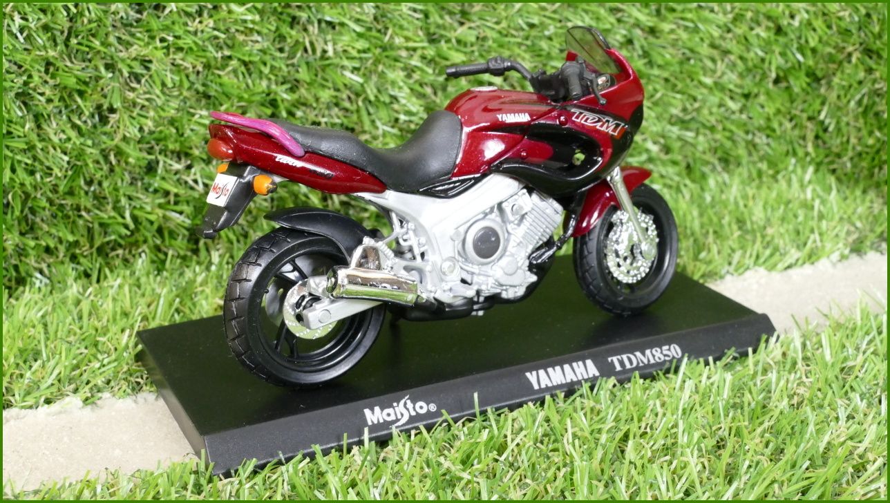 Model Replika Maisto Motorka 1:18 - Yamaha TDM850
