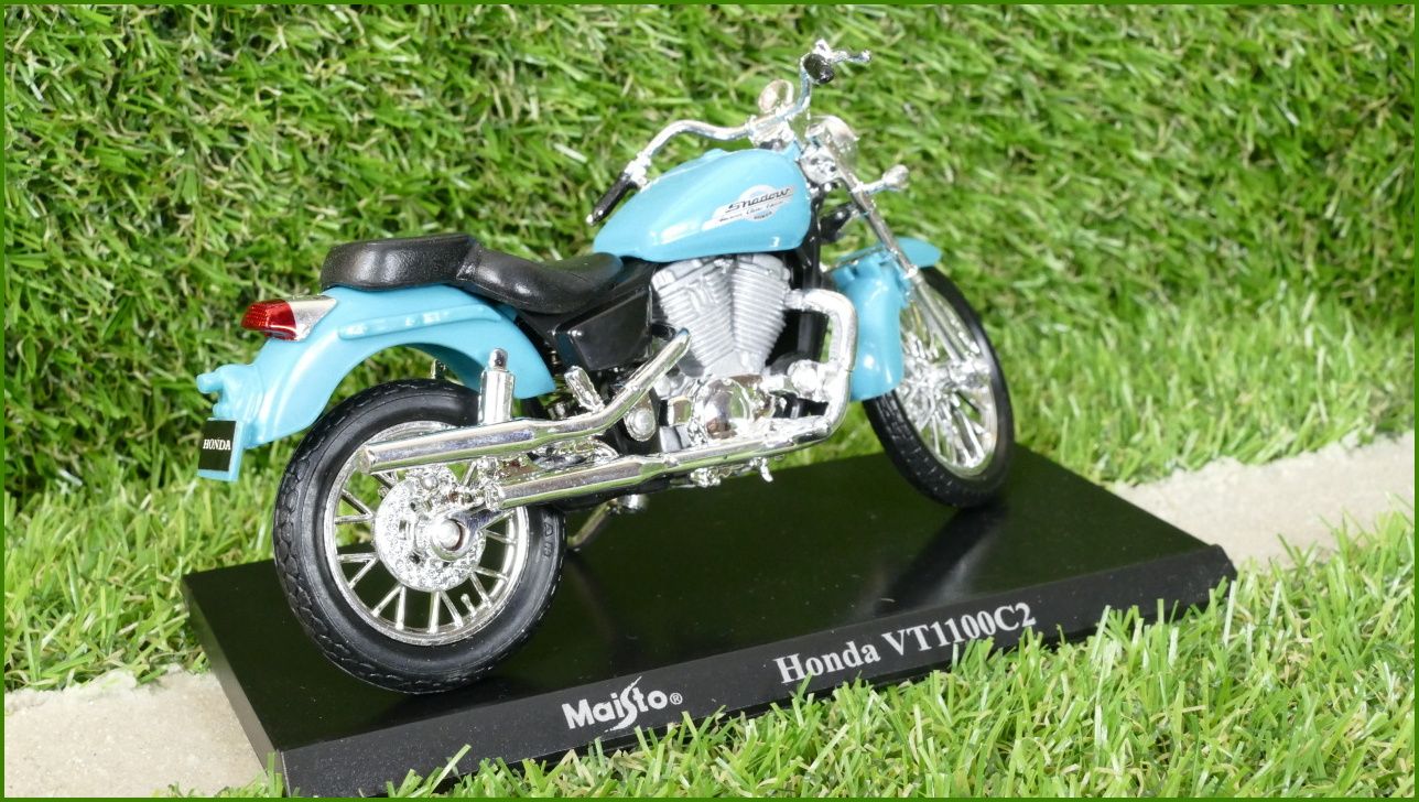 Model Replika Motorka 1:18 - Honda VT1100C2