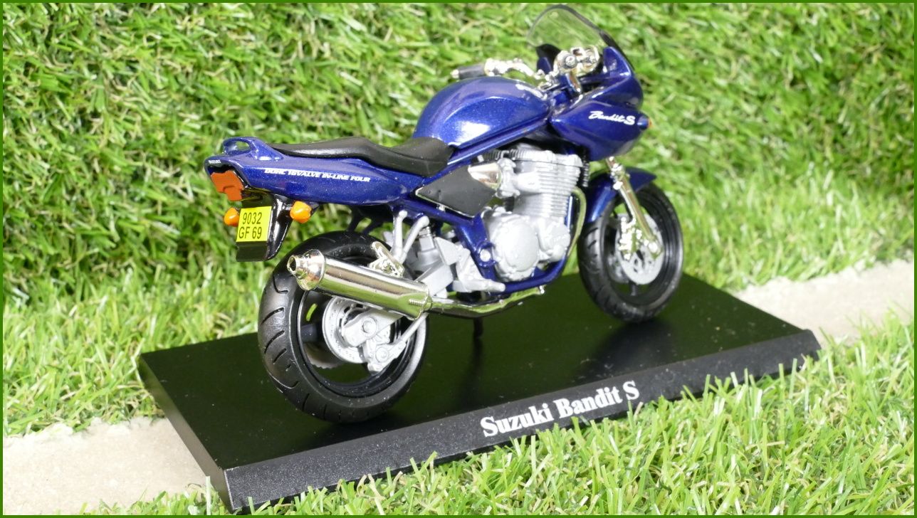 Model Replika Motorka 1:18 - Suzuki Bandit S
