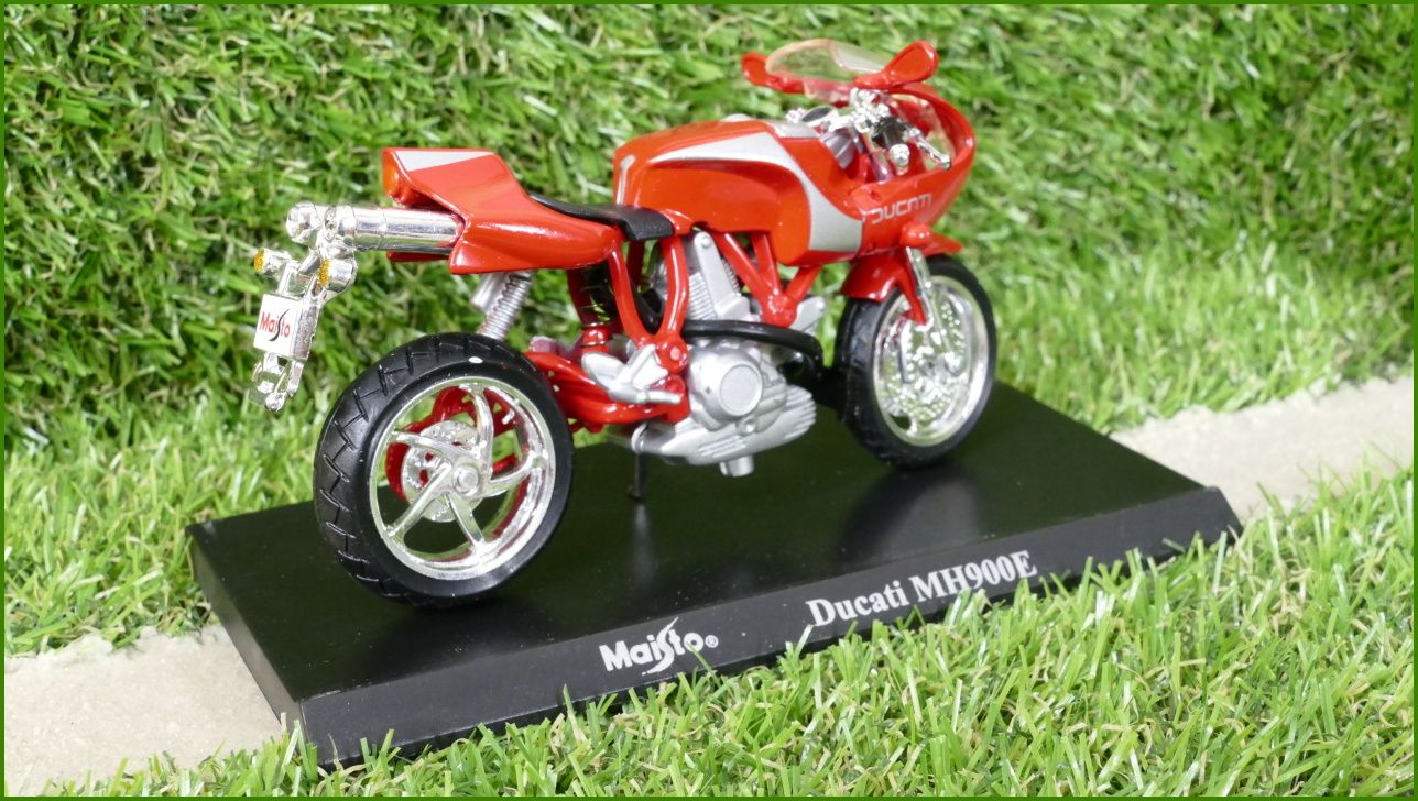 Model Replika Maisto Motorka 1:18 - Ducati MH900E