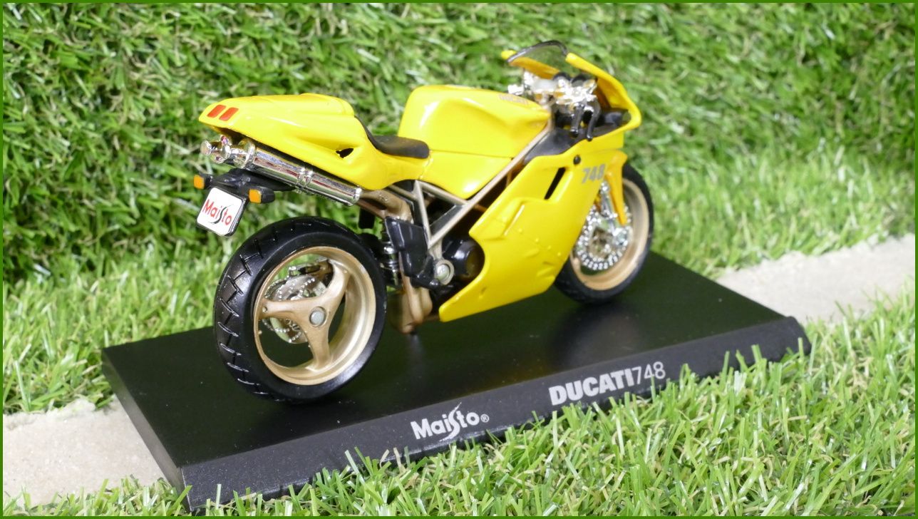Model Replika Maisto Motorka 1:18 - Ducati 748