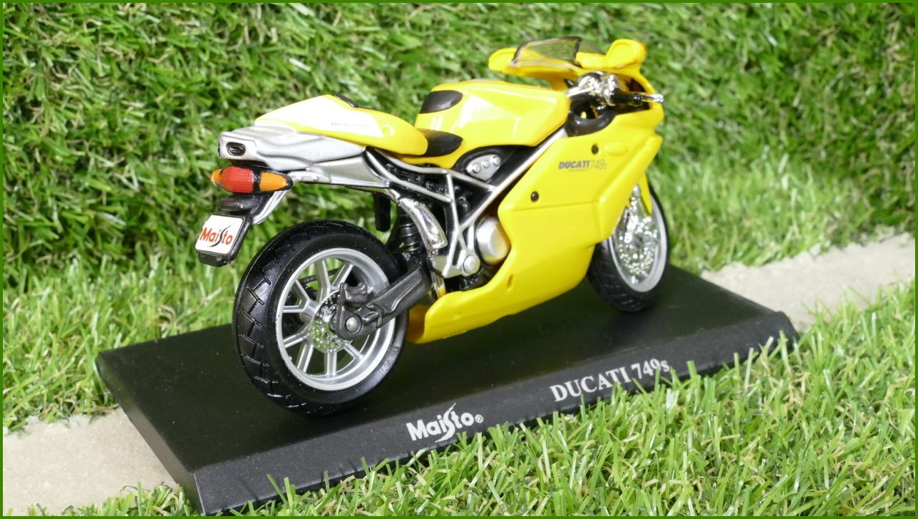 Model Replika Maisto Motorka 1:18 - Ducati 749s