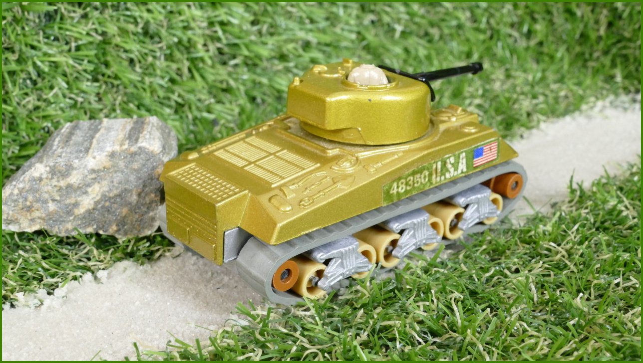 Autíčko Matchbox Battle Kings K-101 Sherman (Lesney) - ulomená hlava vojáka na věži