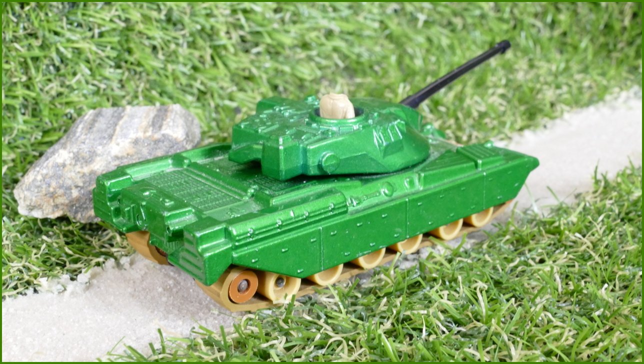 Autíčko Matchbox Battle Kings K-103 Chieftain (Lesney) - ulomená hlava vojáka na věži