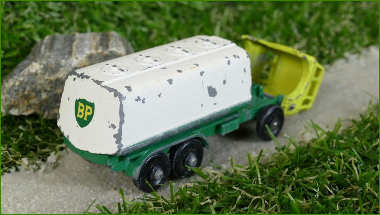 Autíčko Matchbox No.25 Petrol Tanker (Lesney)