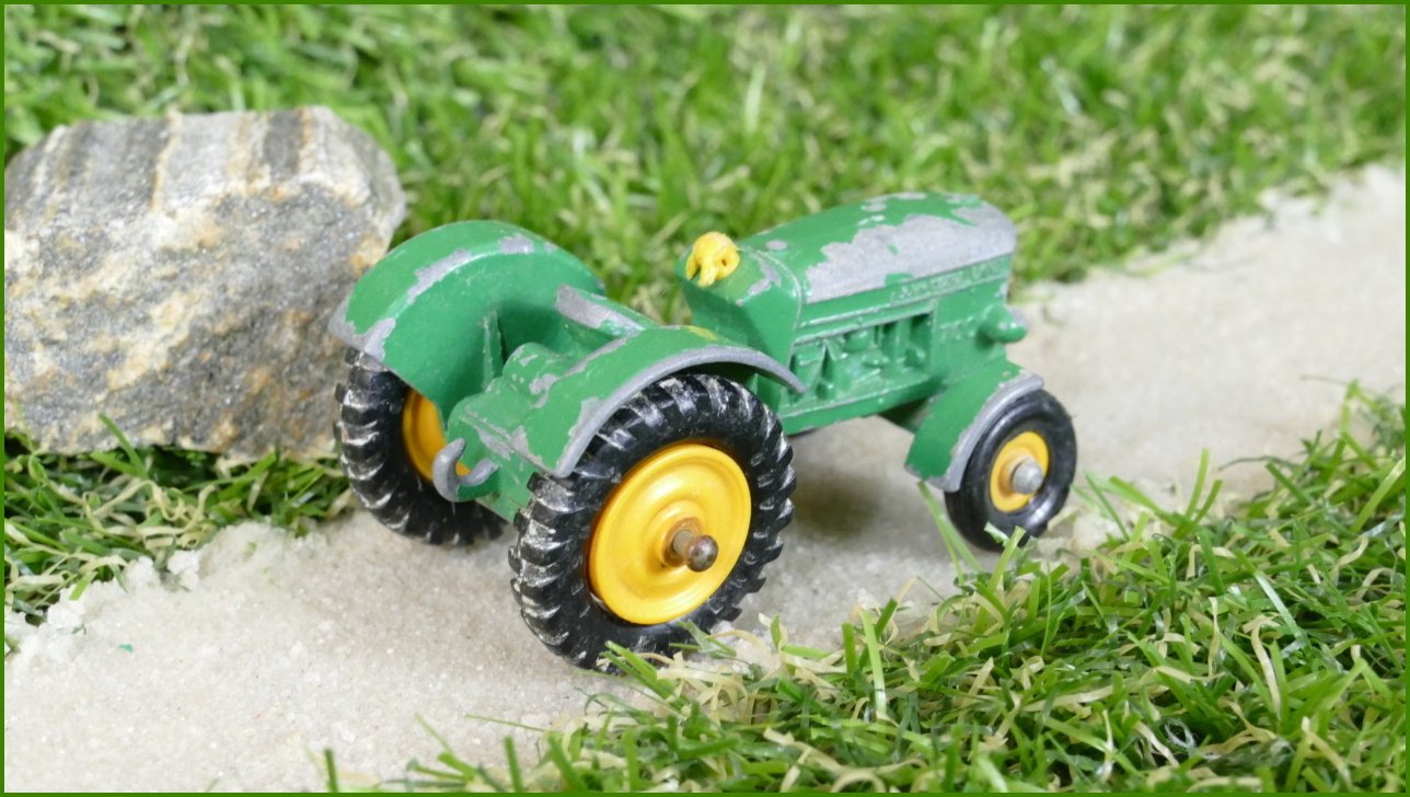 Autíčko Matchbox John Deere Lanz Tractor (Lesney) - volné zadní pneu