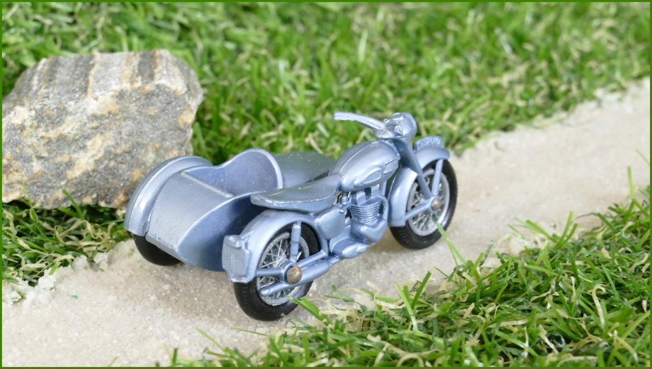 Model Autíčka Matchbox No.4 Triumph THO (Lesney) - pravá strana řídítek ulomena