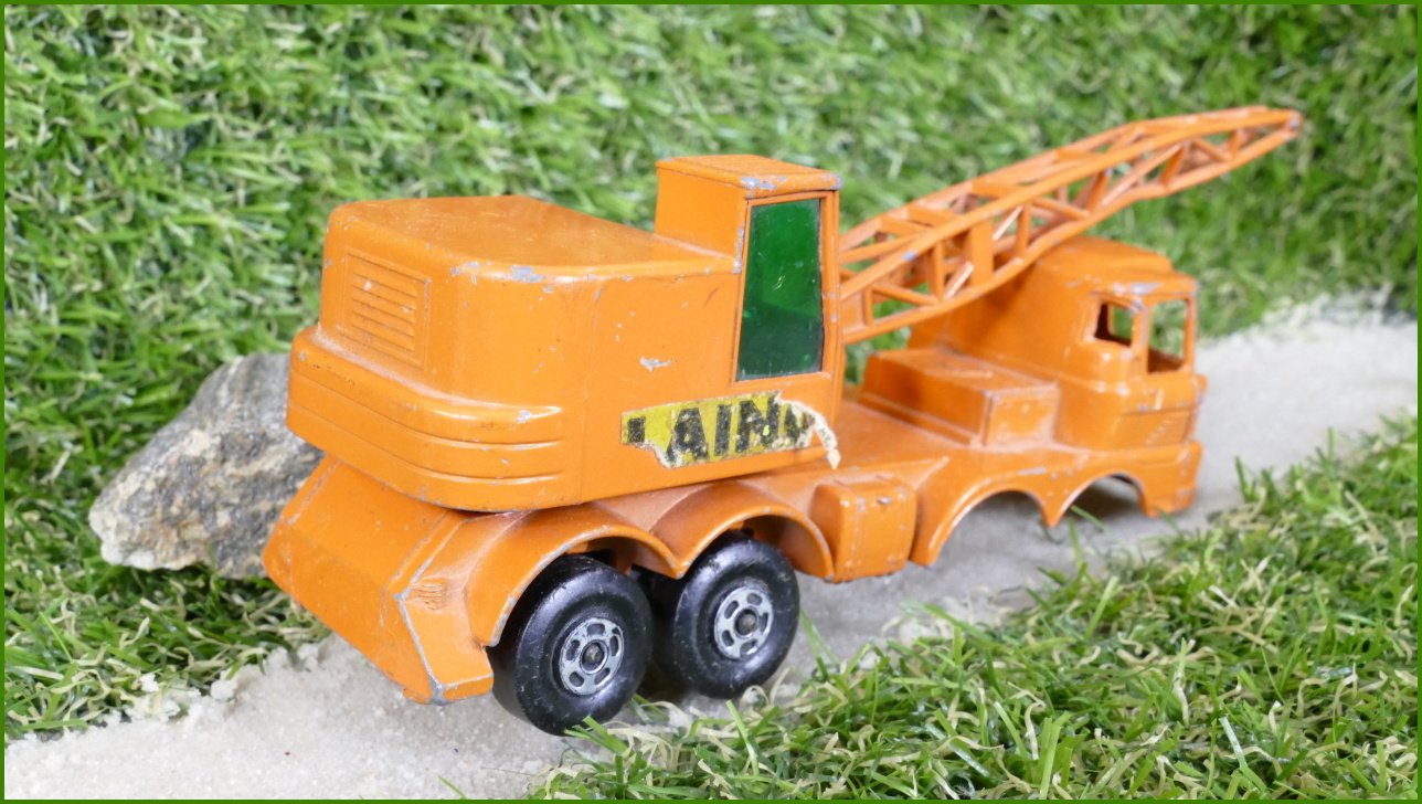 Model Autíčka Matchbox SuperKings K-12 - chybí zadní nápravy, hák