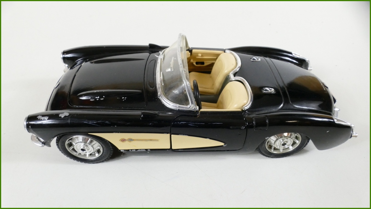 Model Auta Bburago 1:24 - Chevrolet Corvette (1957)