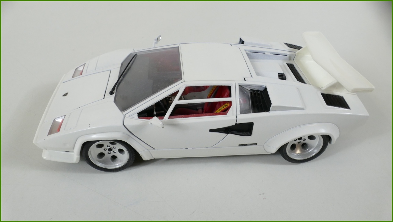 Kovový Model Bburago 1:18 - Lamborghini Countach (1988)