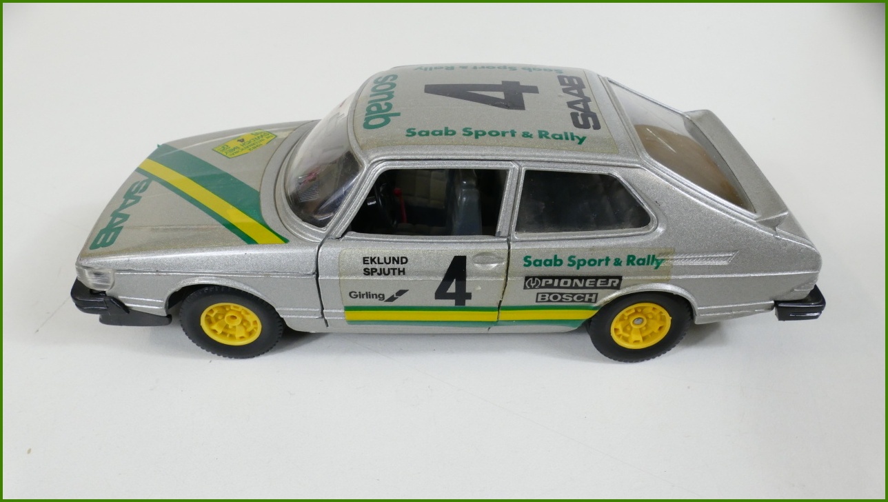 Model Auta Bburago 1:27 - Saab 900 Turbo