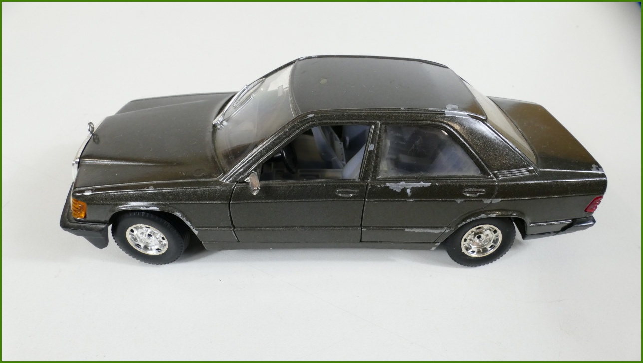 Model Auta Bburago 1:25 - Mercedes 190 E
