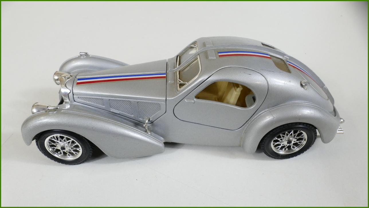 Model Auta Bburago 1:24 - Bugatti Atlantic (1936) - Viz Popis