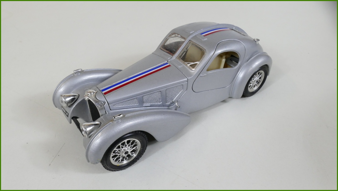 Model Auta Bburago 1:24 - Bugatti Atlantic (1936) s Podstavcem - Viz Popis