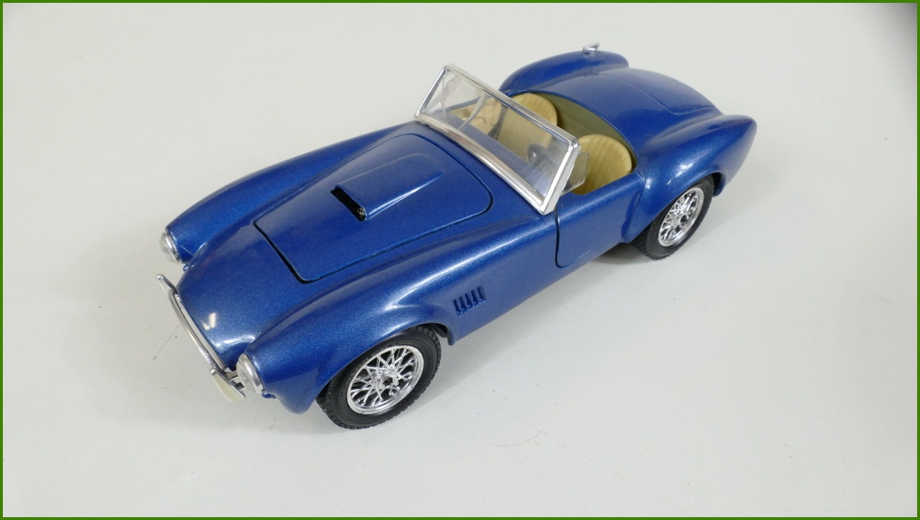 Model Auta Bburago 1:24 - Ford AC Cobra 427 (1965) s Podstavcem - Viz Popis