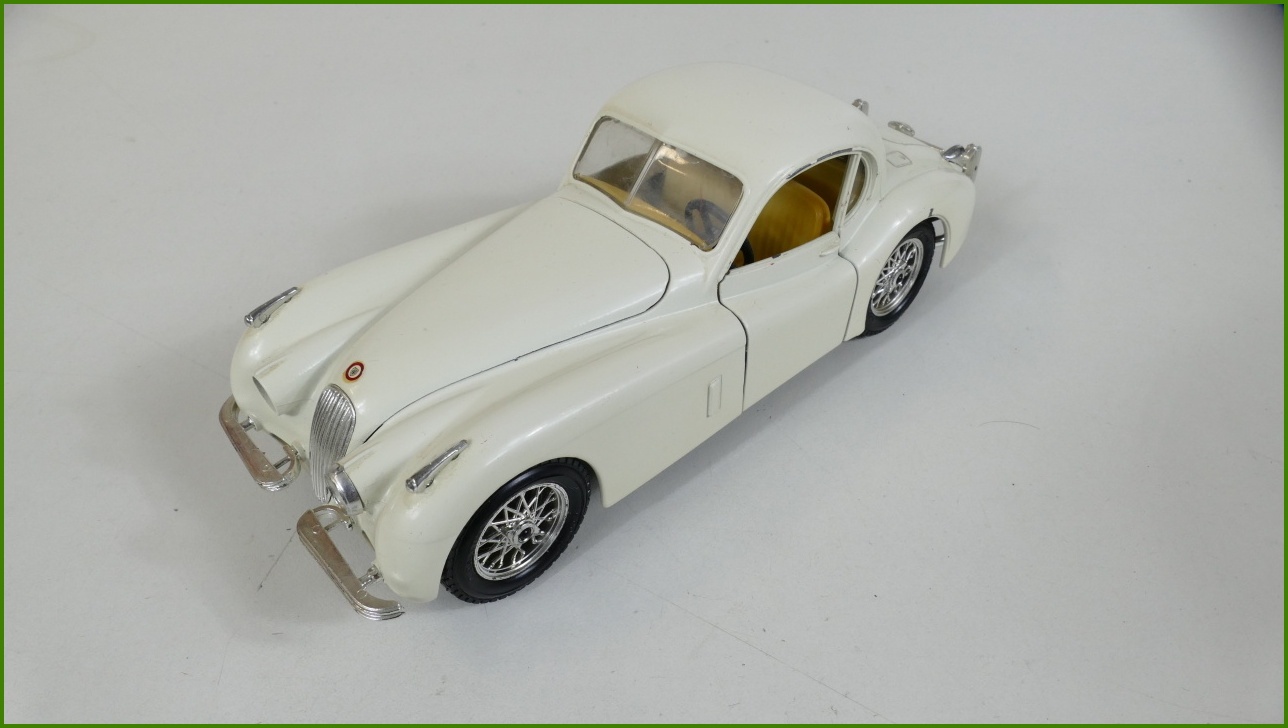 Model Auta Bburago 1:24 - Jaguar XK 120 Coupé (1948) s Podstavcem - Viz Popis
