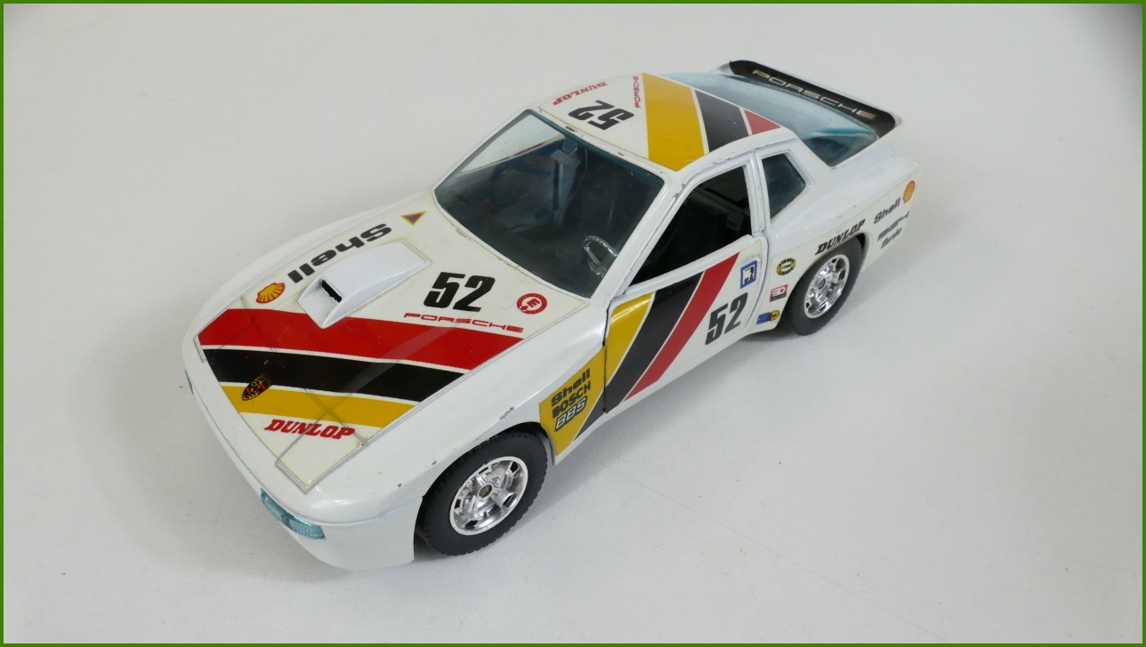 Model Auta Bburago 1:24 - Porsche 924 GR.2 s Podstavcem