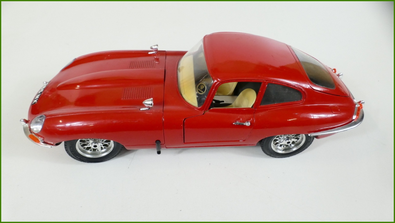 Kovový Model Bburago 1:18 - Jaguar "E" (1961)