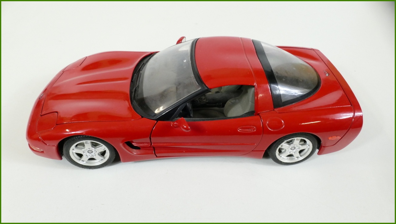 Kovový Model Bburago 1:18 - Chevrolet Corvette C5 (1997)