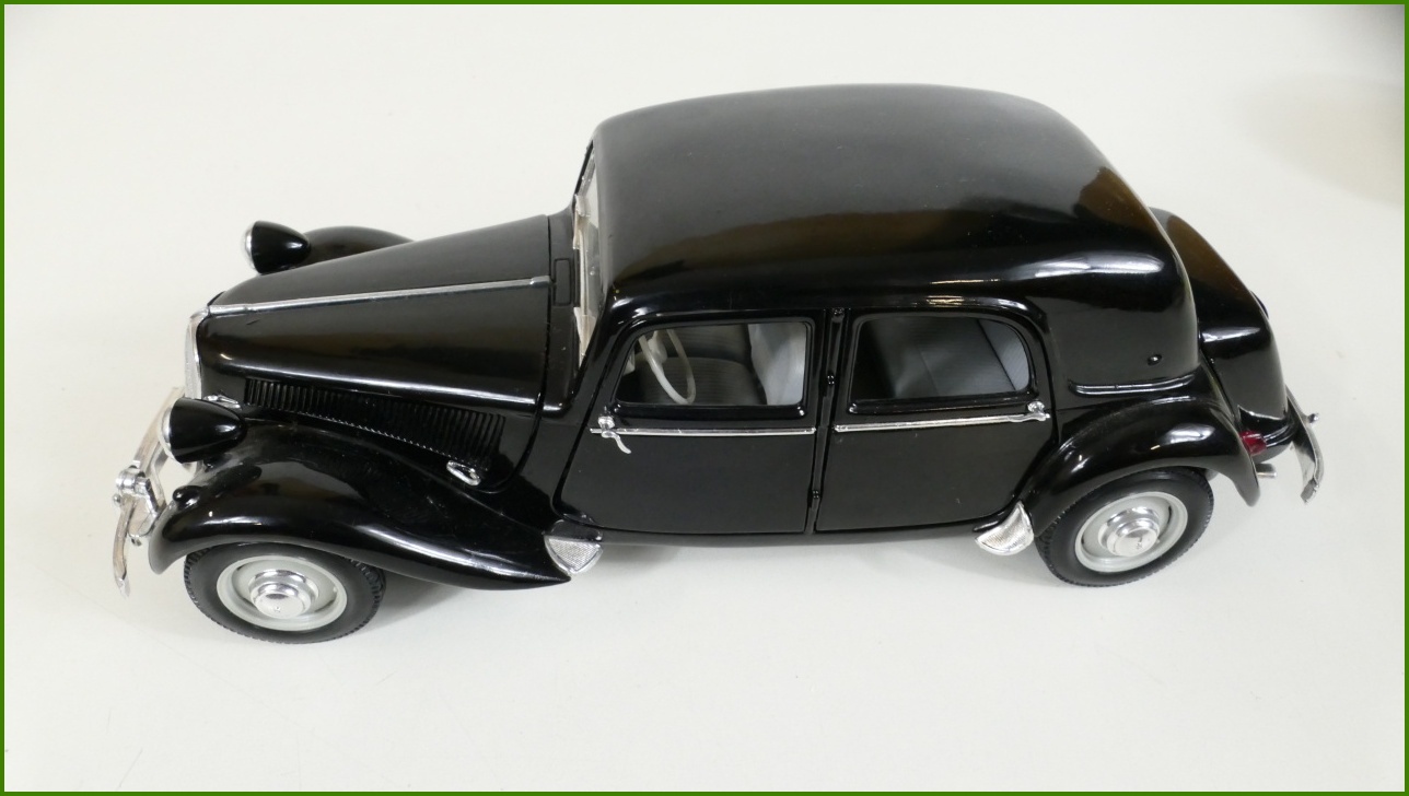 Model Auta Maisto 1:18 Citroën 15 CV 6 Cyl (1952) - Viz Popis