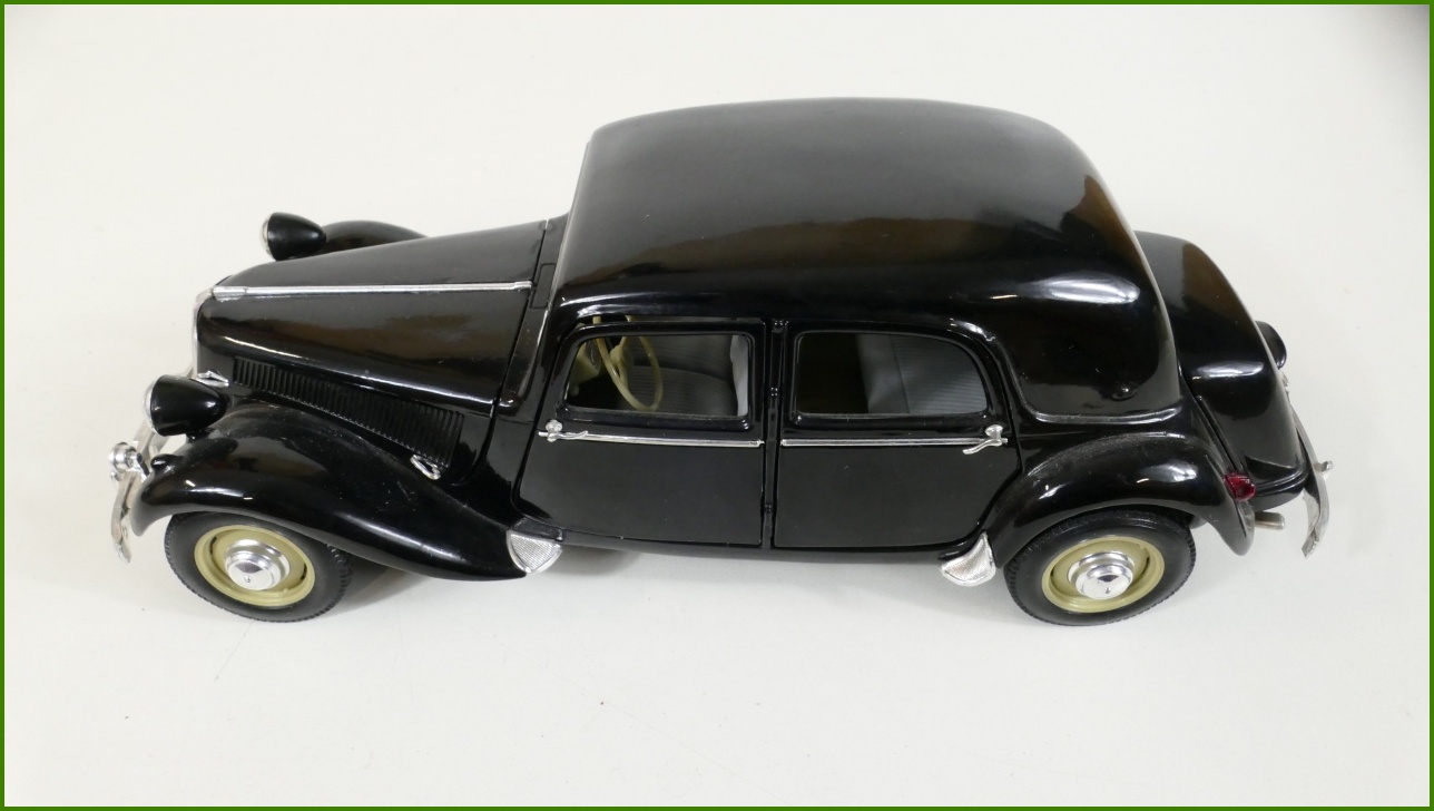 Model Auta Maisto 1:18 Citroën 15 CV 6 Cyl (1952) - Viz Popis