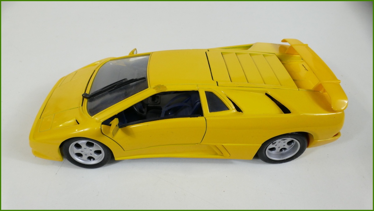 Model Auta Maisto 1:18 - Lamborghini SE (1994/1995) s Podstavcem