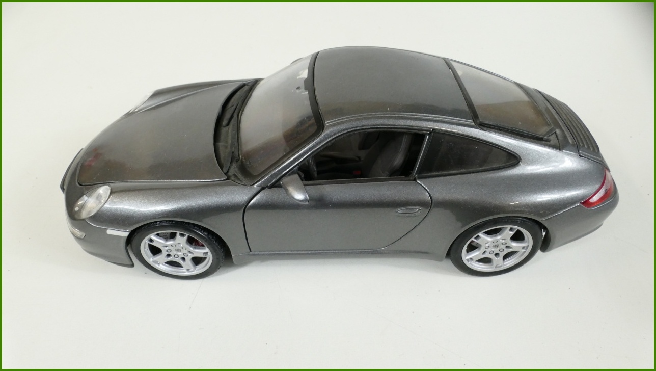 Model Auta Maisto 1:18 - Porsche 911 Carrera S s Podstavcem