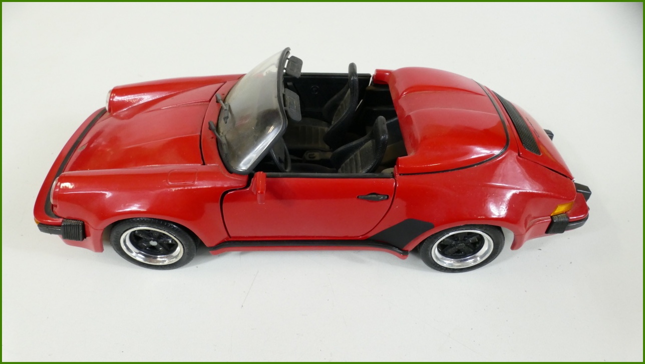 Model Auta Maisto 1:18 - Porsche 911 Speedster (1989) s Podstavcem - Viz Popis