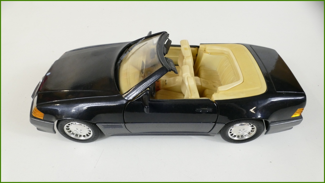 Model Auta Maisto 1:18 - Mercedes-Benz 500 SL (1989) s Podstavcem
