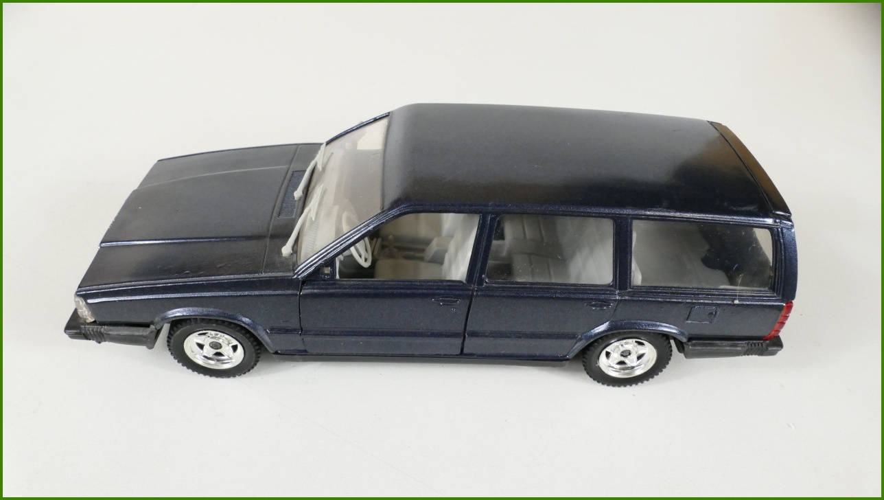 Model Auta Polistil 1:25 - Volvo 740 GLE - Viz Popis