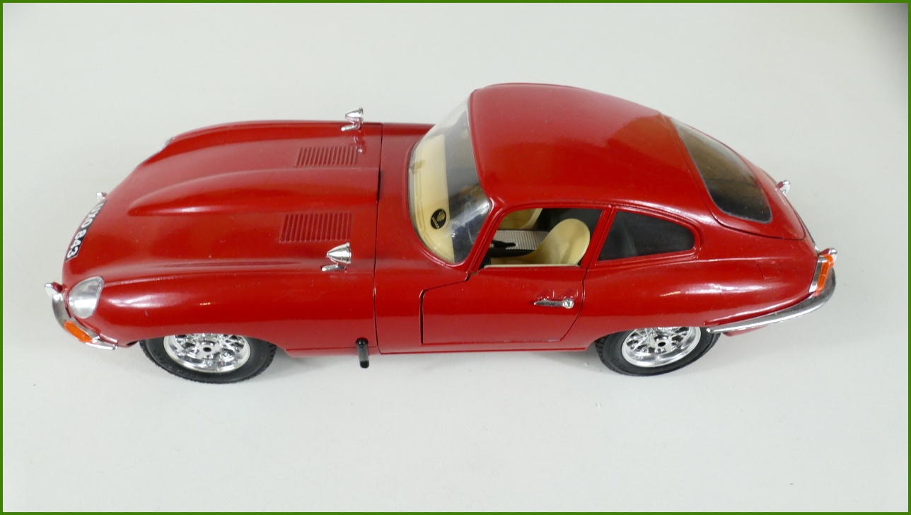 Kovový Model Bburago 1:18 - Jaguar "E" (1961) - Viz Popis