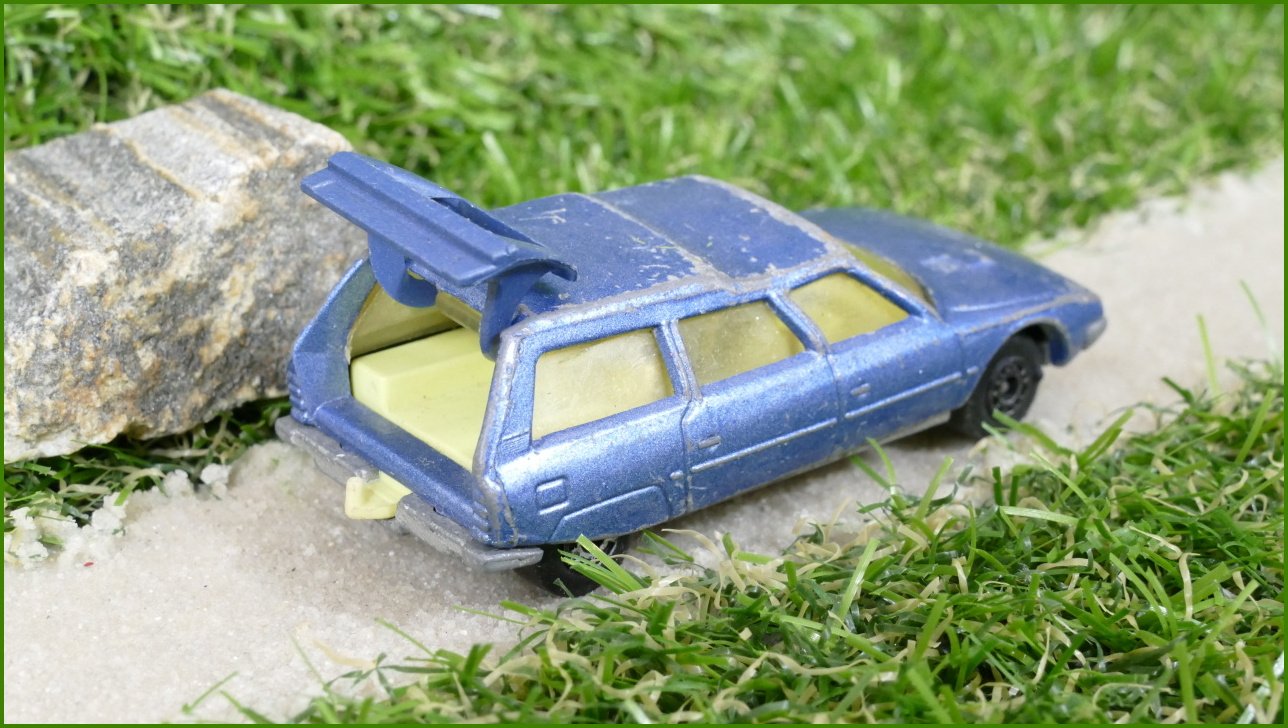Model Autíčka Matchbox Lesney No.12 - Citroen CX - deformace pravé strany od střechy