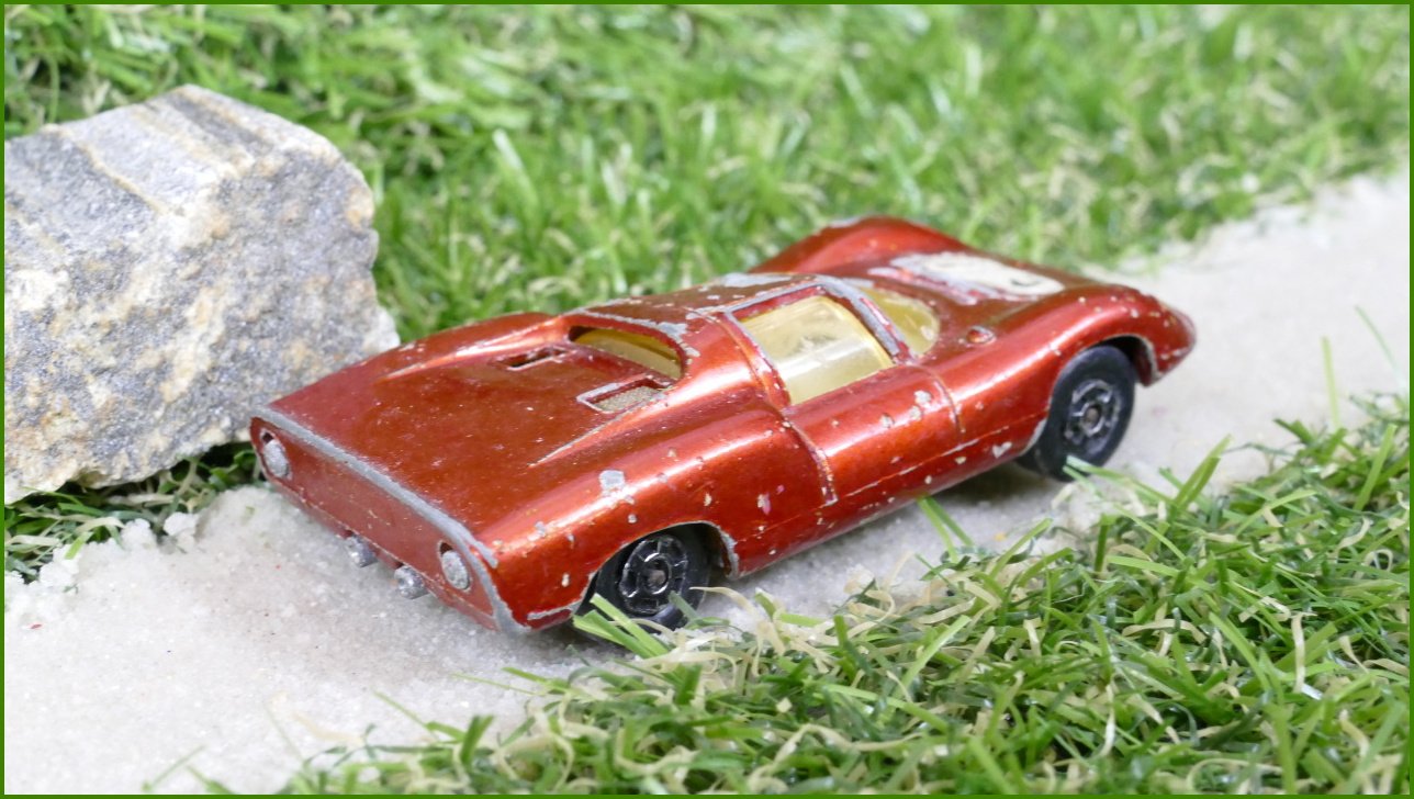 Model Autíčka Matchbox Lesney No.68 - Porsche 910 - chybí zadní kolo, druhé zadní poškozené, deformace kabiny