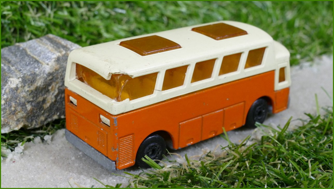Model Autíčka Matchbox Lesney No.65 - Airport Coach - prasklá střecha vzadu