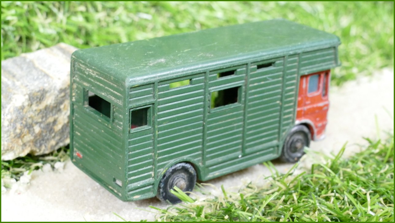 Model Autíčka Matchbox Lesney No.17 - Horse Box - bez bočních dveří