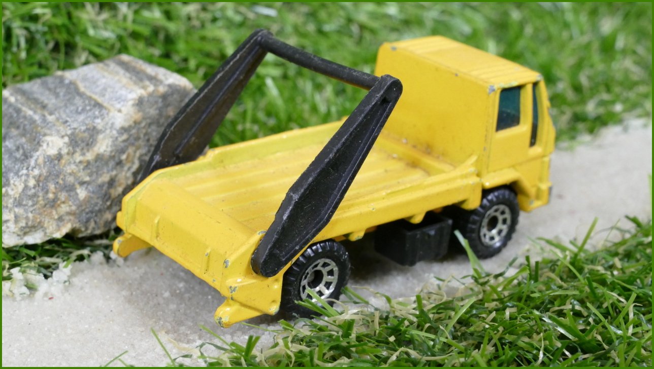 Autíčko Matchbox (Thailand) Ford Cargo Skip Truck - bez korby