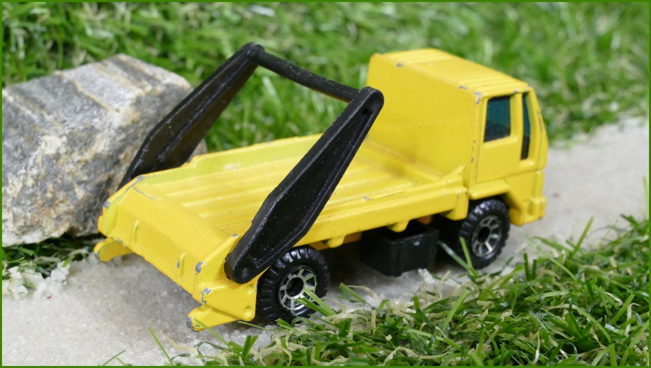 Autíčko Matchbox (Thailand) Ford Cargo Skip Truck - bez korby