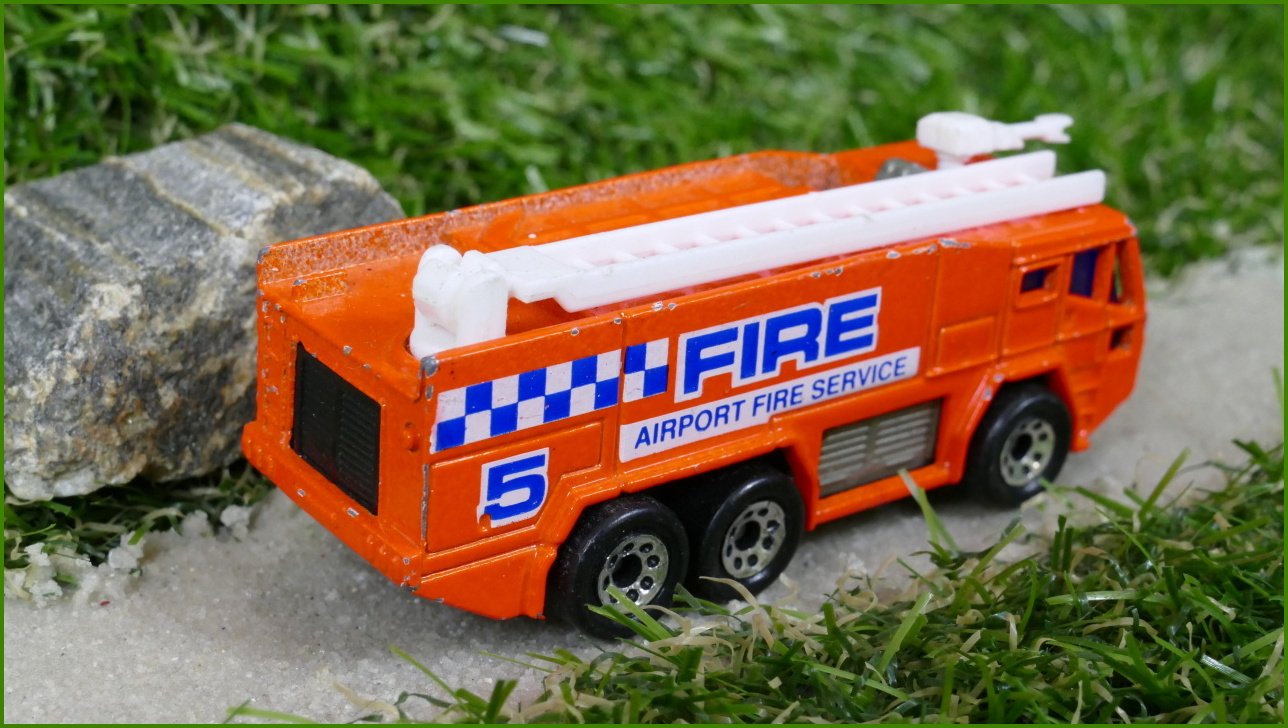 Autíčko Matchbox (Thailand) Airport Fire Truck