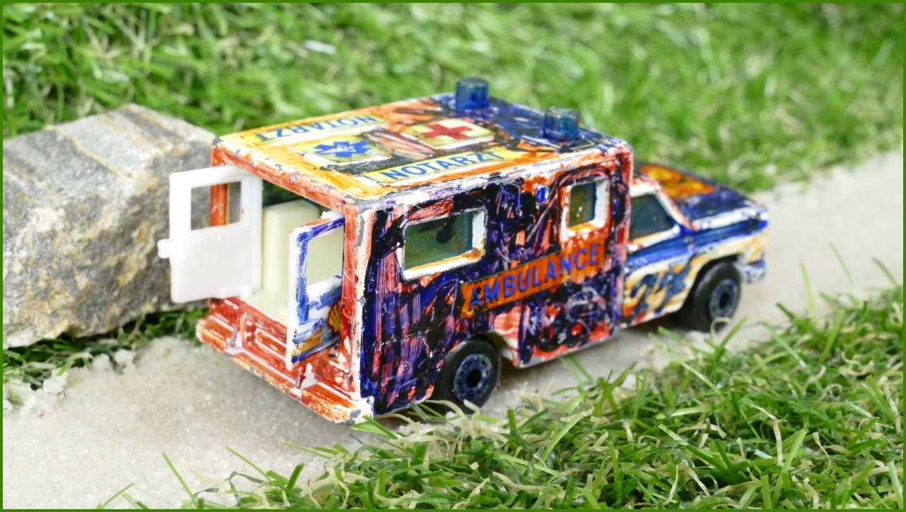 Autíčko Matchbox (China) Ambulance - pokreslená