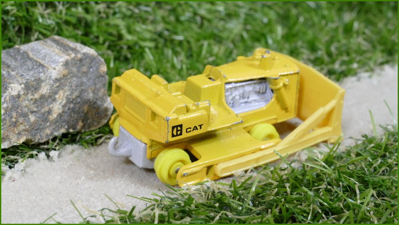 Matchbox Autíčko Angličák (Macau) Caterpillar - bez pásů, střechy