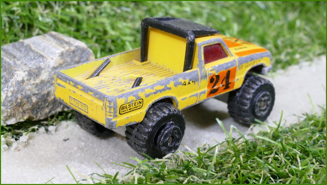 Matchbox Autíčko Angličák (Macau) 4x4 Open Back Truck - vadné zadní kolo