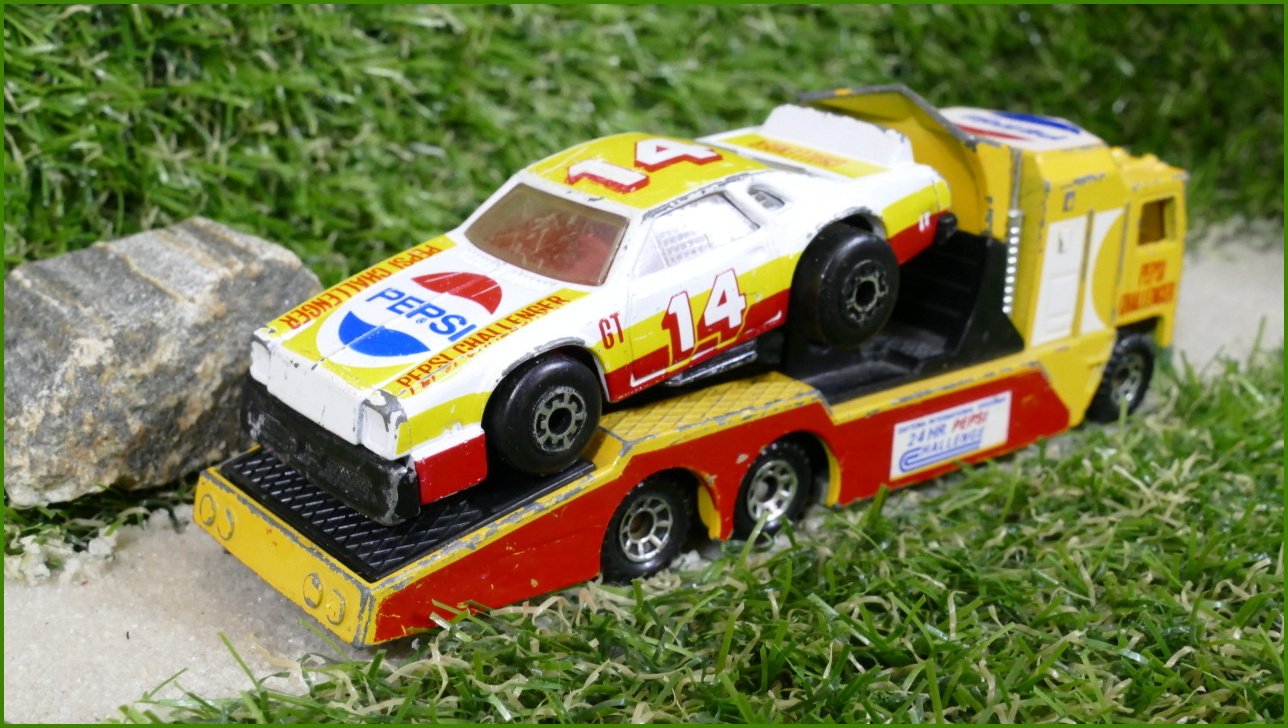 Matchbox Autíčko Angličák (Macau) Kenworth Cabover Racing Transporter