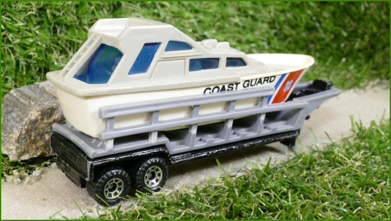 Matchbox Autíčko Angličák Low Bed Trailer s Lodí