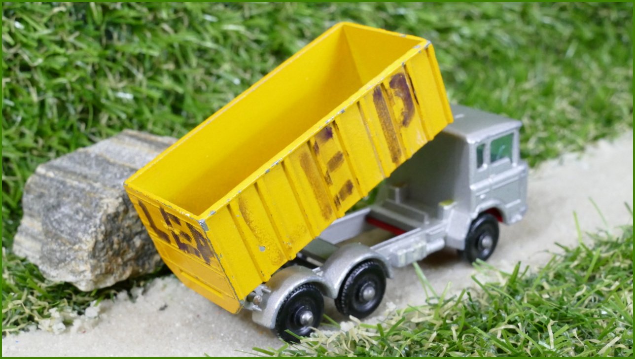Model Autíčka Matchbox Lesney No.47 - Tipper Container Truck - pokreslený