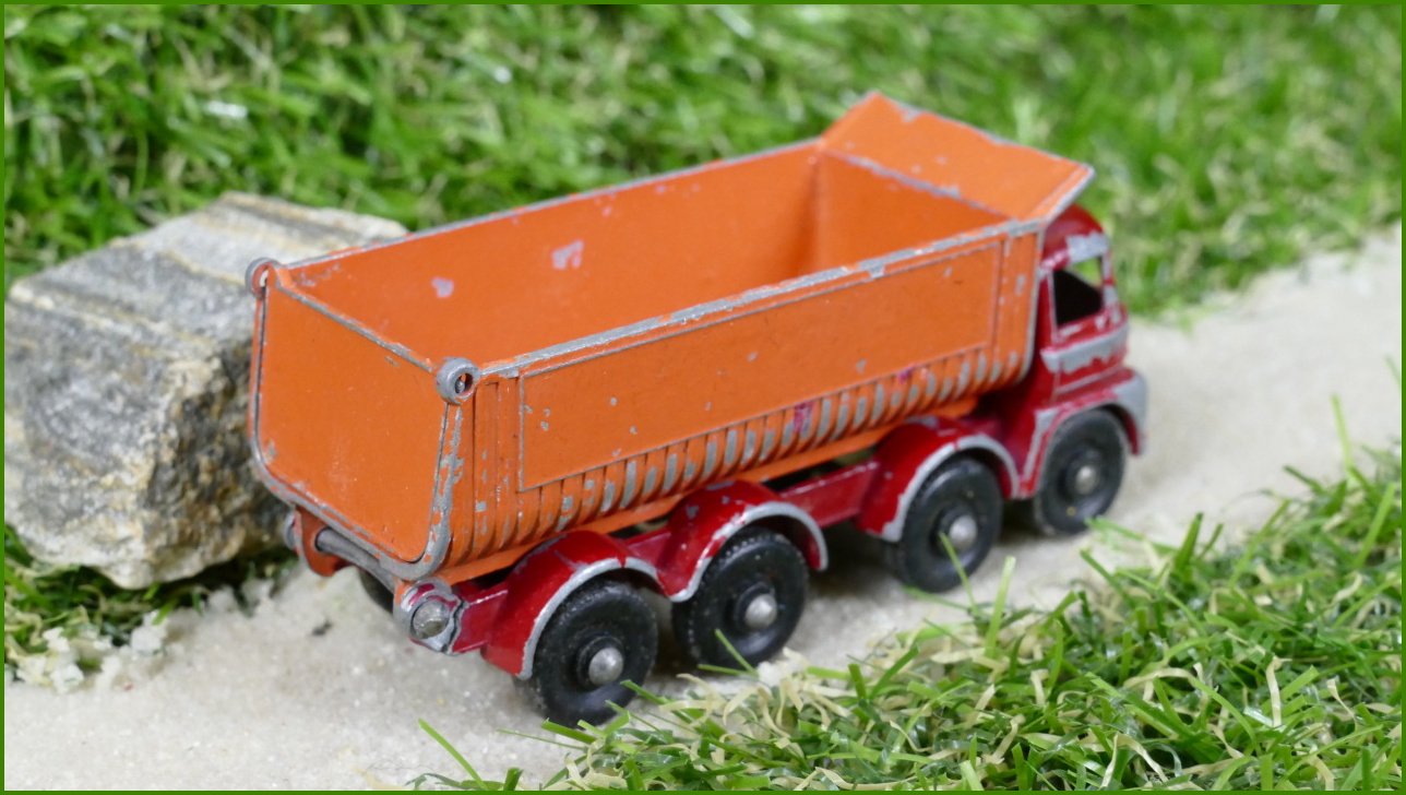 Model Autíčka Matchbox Lesney No.17 - Hoveringham Tipper - ulomena pravá strana rámu u vyklápění
