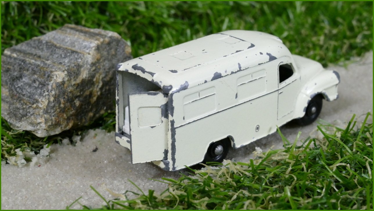 Model Autíčka Matchbox Lesney No.14 - Lomas Ambulance - bez jedněch zadních dveří